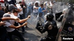 Al igual que en otras ciudades del país las manifestaciones antigubernamentales se mantienen en Mérida desde el 12 de febrero.