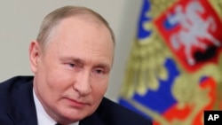 Presiden Rusia Vladimir Putin berbicara di St. Petersburg, Rusia, Sabtu, 18 Juni 2022. (Mikhail Metzel, Sputnik, Kremlin via AP)