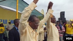 Abel Chivukuvuku e almirante Mendes de Carvalho "Miau" num comício da CASA-CE em Luanda durante a campanha de 2012 (CASA-CE)