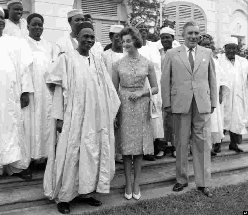 An dauki wannan hoto ranar 27 Satumba, 1960, kwanaki kadan kafin ranar 'yancin Najeriya, kuma ya nuna Firayim minista Abubakar Tafawa Balewa, tare da Gimbiya Alexandra ta Kent, da gwamna-janar na Najeriya mai barin gado, Sir James Robertson, lokacin wata hira da 'yan jarida a gidan gwamnati a Lagos. Gimbiya Alexandra ta Kent ita ta wakilci Sarauniya Elizabeth II a lokacin bukukuwan 'yancin kan Najeriya.