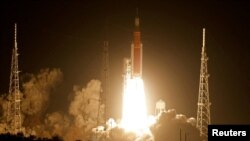  FILE - NASA's Space Launch System (SLS) rocket with the Orion crew capsule, lifts off from launch complex 39-B on the unmanned Artemis I mission to the moon at Cape Canaveral, Florida, U.S. November 16, 2022. (REUTERS/Joe Skipper/File Photo/File Photo)