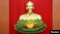 Tượng Hồ Chí Minh tại Hà Nội.