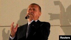 레제프 타이이프 에르도안 터키 대통령이 25일 앙카라 정의개발당(AKP) 본부 앞에서 지지자들을 향해 연설을 하고 있다. 