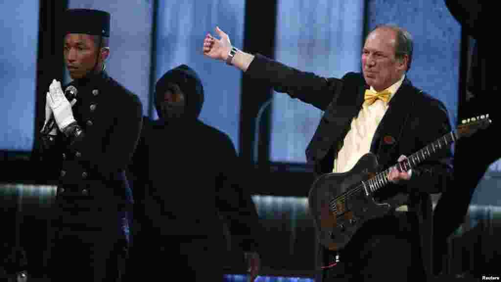 Pharrell Williams, izquierda, canta "Happy" con el compositor Hans Zimmer.