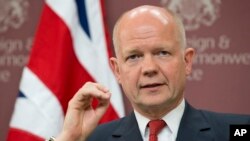 Menlu Inggris William Hague dalam konferensi pers seusai pertemuan "Sahabat Suriah" di London, Kamis (15/5).