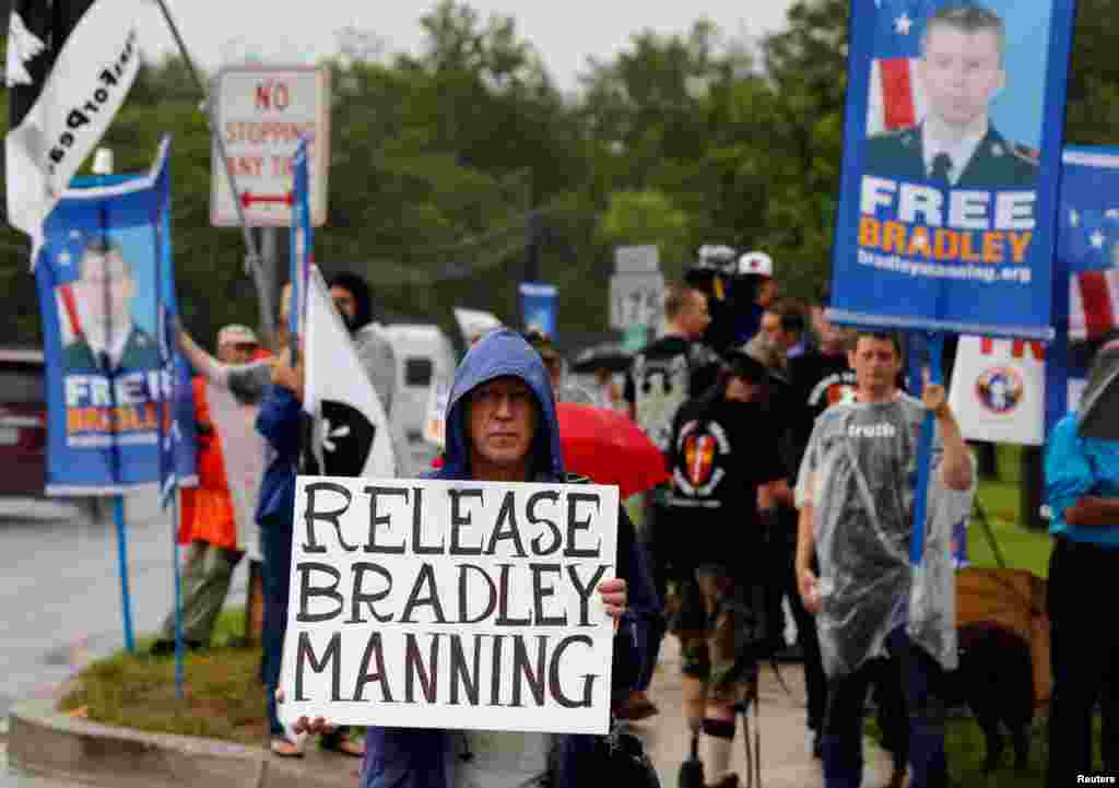 Protesters call for the release of U.S. Army Private First Class Bradley Manning on the road outside the main gate at the U.S. Army's Ft. Meade in Maryland June 3, 2013.