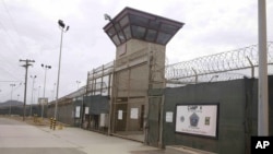 Gerbang menuju Kamp 5 dan Kamp 6 di penjara Teluk Guantanamo, Kuba.