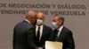 Delegados de oposición y gobierno se estrechan la mano, luego de firmar memorando de entendimiento en agosto de 2021