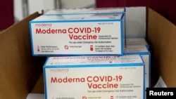 Kotak berisi vaksin Moderna COVID-19 yang akan dikirim ke pusat distribusi McKesson di Olive Branch, Mississippi, A.S. 20 Desember 2020. (Foto: Paul Sancya via REUTERS)