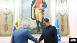 El fiscal de la Corte Penal Internacional, Karim Khan, saluda al presidente venezolano Nicolás Maduro en el palacio presidencial de Miraflores, en Caracas, este lunes 22 de abril, en una fotografía difundida por el despacho del jefe de Estado.