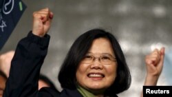 타이완 야당 민진당의 차이잉원 후보가 16일 총통선거에서 승리한 뒤 지지자들에게 손을 들어 화답하고 있다. 