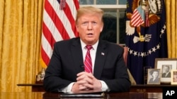 Predsjednik Trump tokom obraćanja iz Ovalne kancelarije (Foto: AP/Carlos Barria)