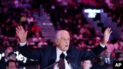 En foto del miércoles 23 de octubre del 2024, el presidente del Heat de Miami Pat Riley habla durante la ceremonia para conmemorar sus 30 años con el equipo. Los Lakers anunciaron que homenajearán a Riley con una estatua afuera de la arena.