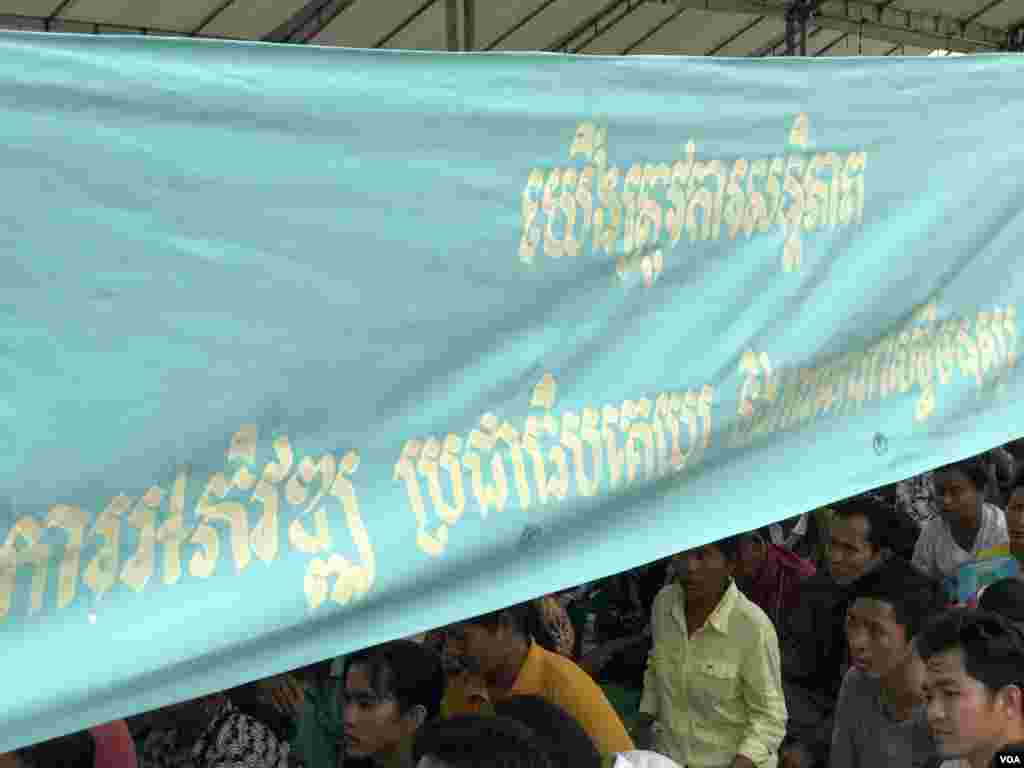 ទាំងបដាអំពាវនាវឲ្យមានការអភិវឌ្ឍន៍ លទ្ធិប្រជាធិបតេយ្យ និងសិទ្ធិមនុស្ស ក្នុងថ្ងៃរំឭកខួបទី២៨ឆ្នាំនៃការចុះកិច្ចព្រមព្រៀងទីក្រុងប៉ារីស នៅទីក្រុងភ្នំពេញថ្ងៃទី២៣ តុលា ឆ្នាំ២០១៩។ (ហ៊ុល រស្មី/VOA)