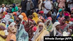 Cabo Delgado, Zaidi ya watu elfu moja waliosafirishwa kutoka Palma wakisubiri bandari ya Pemba baada ya kuwasili Aprili 1, 2021 baada ya kukimbia machafuko huko Palma Machi 24, 2021.(Photo by Alfredo Zuniga / AFP)