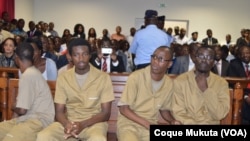 Activistas angolanos em tribunal no primeiro dia de julgamento em Luanda. Angola, 16 de Novembro de 2015 