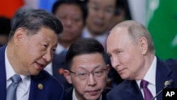 中国领导人习近平和俄罗斯总统普京（右）在俄罗斯喀山举行的金砖国家峰会上对话。（2024年10月24日）