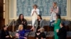 ARCHIVO - Invitados observan desde las galerías al presidente Joe Biden, durante el discurso del Estado de la Nación, el 1 de marzo de 2022, en Washington, EEUU.