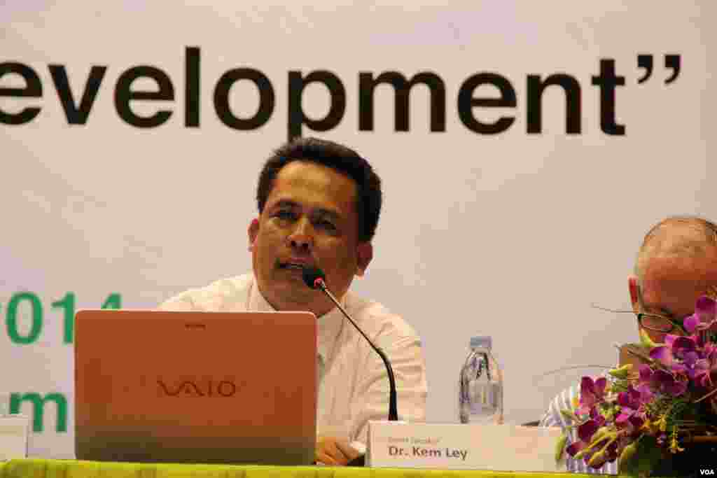 Dr. Kem Ley, an independent social analyst and guest speaker in this forum, discusses the topic ‘development challenges in Cambodia and the Mekong Sub-region’. (Nov Povleakhena/VOA Khmer)
