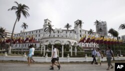 Tross tuvo a su cargo la negociación y organización de la Sexta Cumbre de las Américas que tuvo lugar en Cartagena, Colombia.