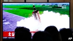 Peluncuran rudal Korea Utara dalam siaran berita yang ditayangkan di televisi di Stasiun Kereta Api Seoul, Korea Selatan, Rabu, 2 Oktober 2019.