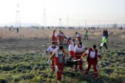 지난 1월 이란 테헤란 이맘호메이니 국제공항 인근에서 우크라이나 여객기가 추락한 후 구조대원들이 시신을 옮기고 있다.