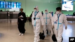 Des membres d'équipage d'Air China à l'aéroport international de Los Angeles, le 30 novembre 2021.