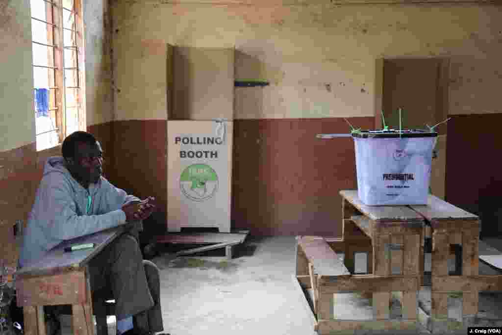 An election worker waits for people to vote in a polling station located in Nairobi’s Mathare slum during Kenya’s re-run presidential polls, Oct. 26, 2017.