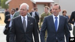 Perdana Menteri Malaysia Najib Razak (kiri) bersama Perdana Menteri Australia Tony Abbott di Perth, Australia, Kamis (3/4). (AP/Rob Griffith)