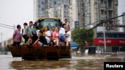 河南鄭州暴雨後居民乘船疏散。（2021年7月23日）