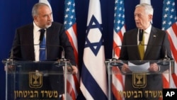 El secretario de Defensa de EE.UU., Jim Mattis (derecha= y el secretario de Defensa de Israel, Avigdor Lieberman, ofrecieron una conferencia de prensa conjunta en Tel Aviv, el viernes, 21 de abril de 2017.