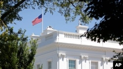 La bandera de EE.UU. ondea a media asta en la Casa Blanca el sábado 18 de julio de 2020, en recuerdo del legislador John Lewis, demócrata por Georgia, el último líder de derechos civiles que luchó junto a Martin Luther King Jr. en los años sesenta. 