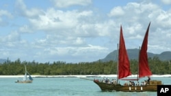 Replika kapal bajak laut 'Flor de la Mar' digunakan untuk membawa turis mengelilingi pulau Mauritius (Foto: dok). Sekitar 50 negara kepulauan kecil berkumpul di pulau ini untuk berdiskusi terkait maslaah perubahan iklim.