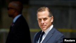 Hunter Biden, hijo del presidente estadounidense Joe Biden, sale del tribunal federal después de una audiencia de declaración de culpabilidad por dos delitos menores de no pagar intencionalmente impuestos sobre la renta en Wilmington, Delaware, EEUU, el 26 de julio de 2023.