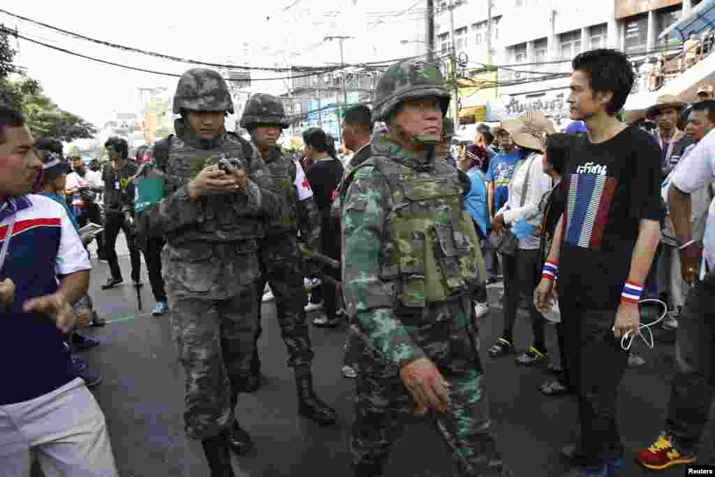 Tenaga medis militer berjalan dekat lokasi ledakan di Bangkok, 19 Januari 2014.