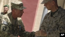 Le général David Petraeus et le général John Allen lors de la cérémonie de Kaboul