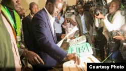 Raila Odinga apiga kura kibra