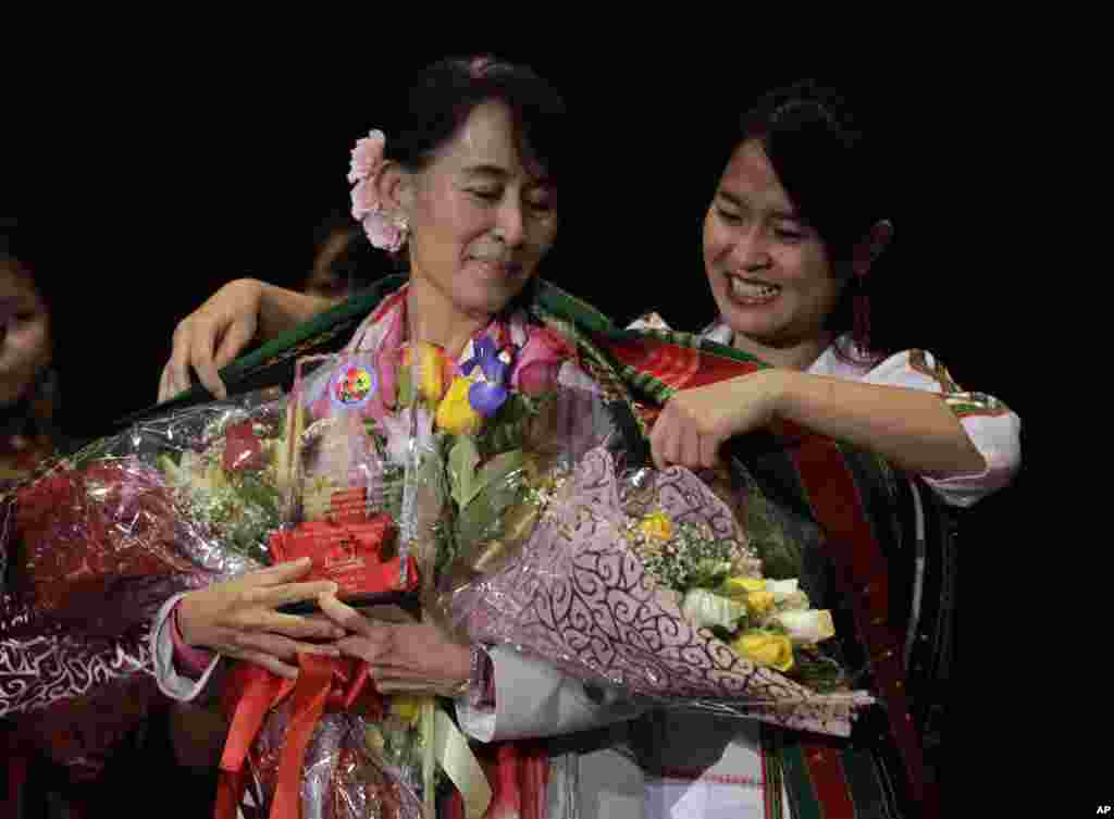 Burmese democracy leader receives a traditional Chin shawl before speaking in Fort Wayne, Indiana, September 25, 2012.