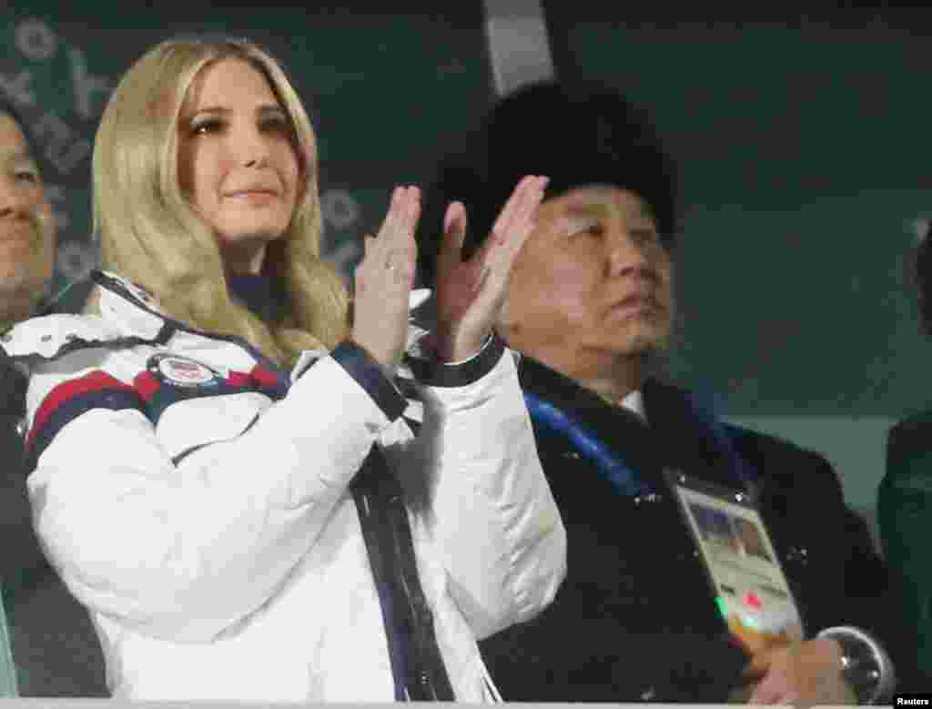 率领美国代表团参加平昌冬奥会闭幕式的伊万卡·特朗普和朝鲜劳动党中央委员会副委员长金英哲(戴帽子者)等人在贵宾席上。