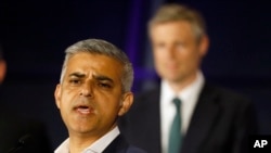 Sadiq Khan, memberikan sambutan di City Hall, London setelah memenangkan pemilihan Walikota London (7/5).