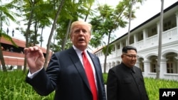 美國總統川普在新加坡與北韓領導人金正恩一同行走，並回答媒體問題（2018年6月12日）。