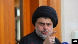 El líder de la protesta Moqtada al-Sadr es un poderoso clérigo nacionalista chiíta que se dio a conocer combatiendo a las fuerzas de EE.UU. y tiene una gran cantidad de partidarios en Irak.