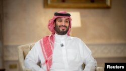 Putra Mahkota Saudi Mohammed Bin Salman tersenyum selama wawancara televisi di Riyadh, Arab Saudi, 27 April 2021. (Foto: Bandar Algaloud/Courtesy of Saudi Royal Court via REUTERS)