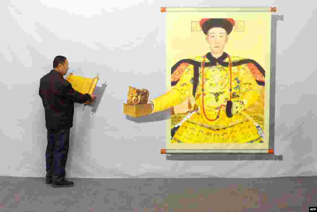 Seorang pria berinteraksi dengan Lukisan 3-Dimensi saat pameran seni di sebuah galeri seni di Beijing, China.
