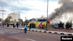 Ledakan yang menimpa bus turis di Taba, Semenanjung Sinai, Mesir (16/2). (Foto: Dok)