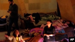 Nagorno-Karabakh ဒေသမှာ ဗုံးခိုကျင်းထဲ ပုန်းခိုနေထိုင်ရသူအချို့။ (အောက်တိုဘာ ၃၀၊ ၂၀၂၀)