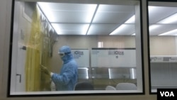 FILE - A technician at the Institut Pasteur in Dakar, Senegal, sterilizes one of the labs where the yellow fever vaccine is made. The World Health Organization said Monday it will send more than a million doses of the vaccine to Ethiopia. (J. Lazuta/VOA)
