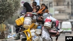 شماری از فلسطینیان تلاش دارند تا به شهر خان یونس در جنوب نوار غزه پناه ببرند