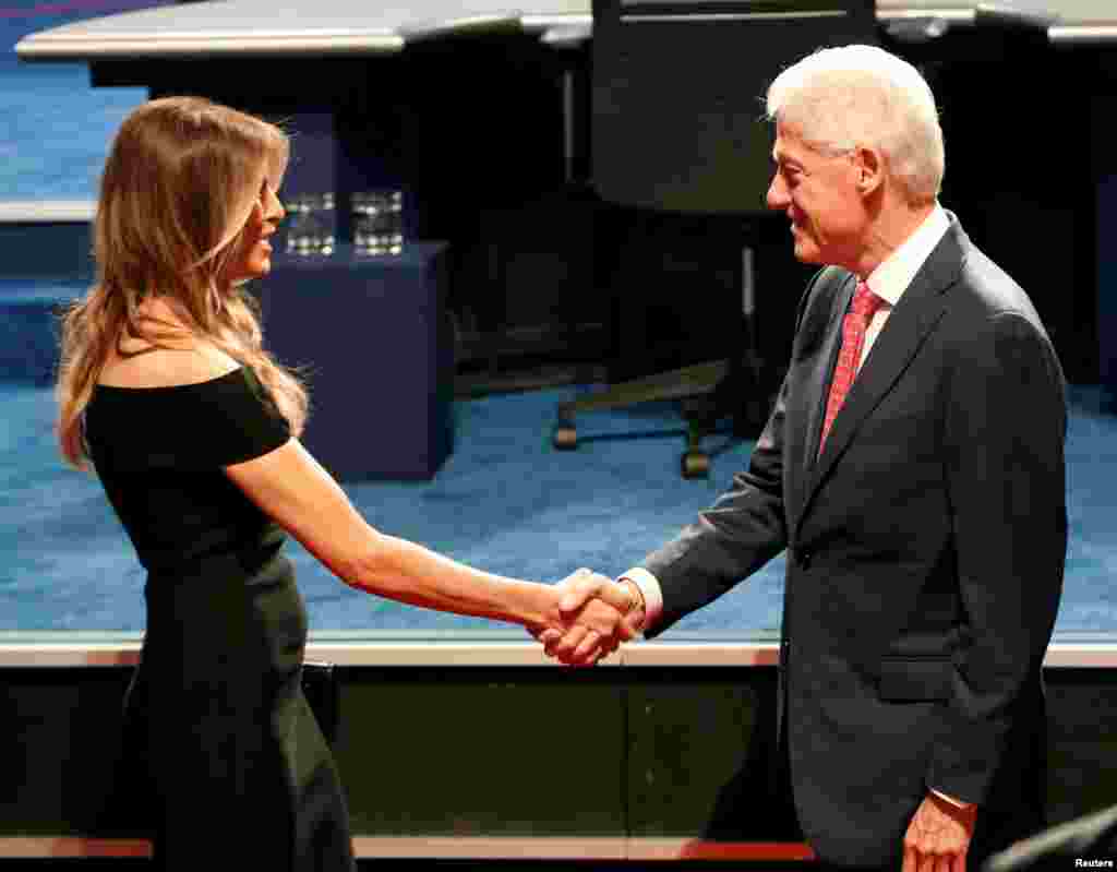Mantan Presiden Bill Clinton bersalaman dengan istri Donald Trump, Melania, sebelum debat kepresidenan antara Trump dan Hillary Clinton di Hofstra University di Hempstead, New York (26/9). (Reuters/Mike Segar)