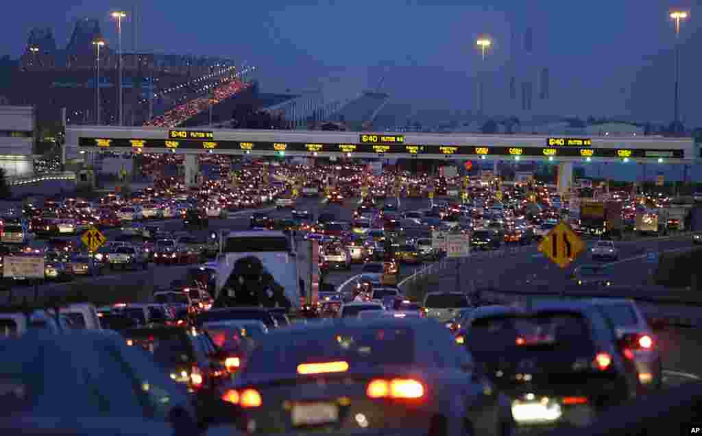 Para pengendara mobil menunggu untuk membayar tol dari kota San Francisco ke arah Bay Bridge di kota Oakland, negara bagian California, AS.